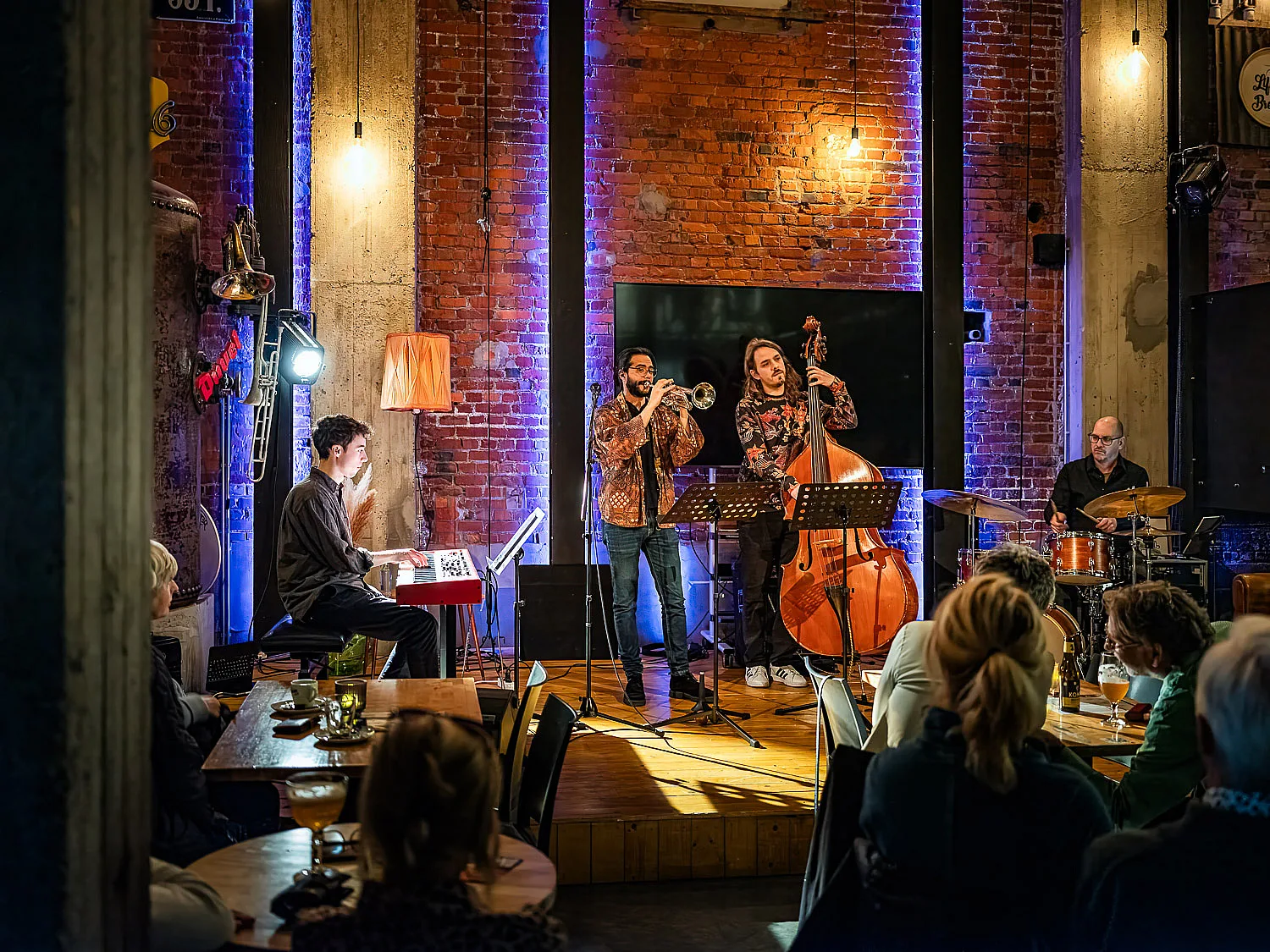 MUZEcafé — Bar and stage vibe